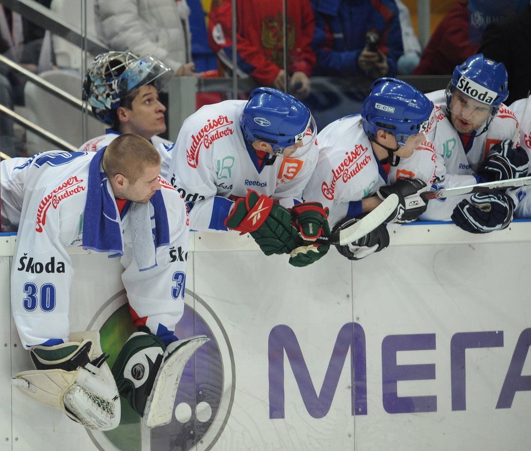 Oba golmáni Schwarz (vlevo) i Štěpánek jsou na střídačce, český tým hraje power play.