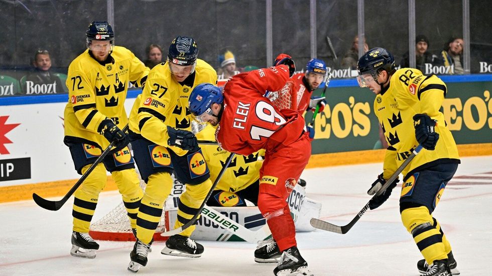 Český útočník Jakub Flek v utkání proti Švédsku