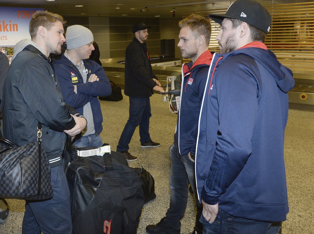 Debata mezi českými a švédskými hokejisty po příletu do Finska, na snímku Jonas Ahnelöv, Erik Gustafsson, Vladimír Sobotka a Michal Kempný