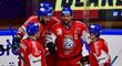 Čeští hokejisté se radují z využité přesilovky kapitánem Janem Kovářem (uprostřed)