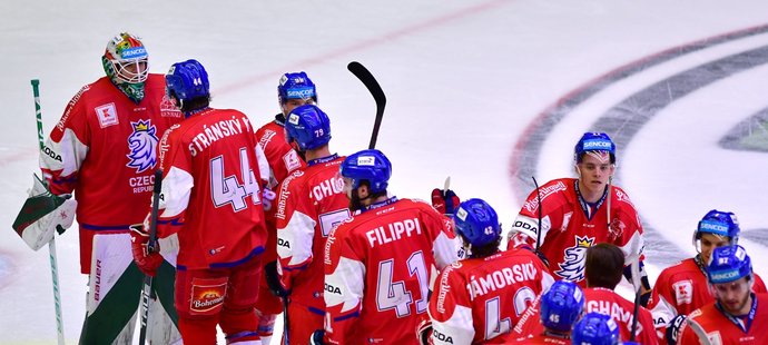 Čeští hokejisté oslavují úvodní vítězství nové sezony nad Švédskem