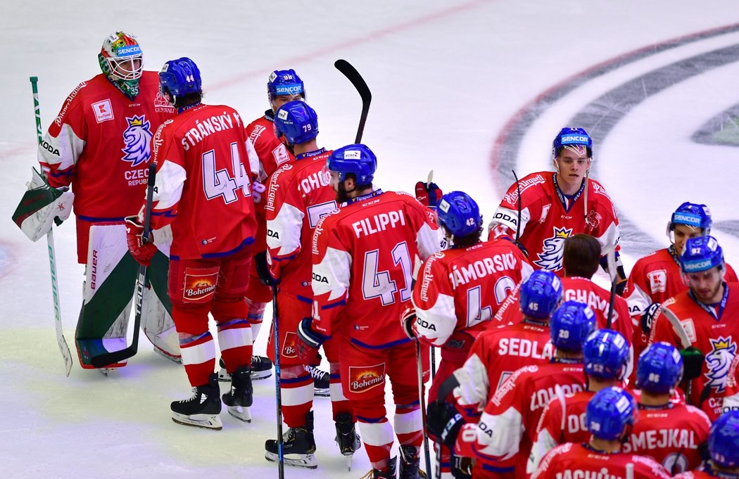 Čeští hokejisté oslavují úvodní vítězství nové sezony nad Švédskem