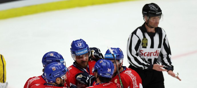 Čeští hokejisté oslavují přesilovkovou trefu kapitána Jana Kováře