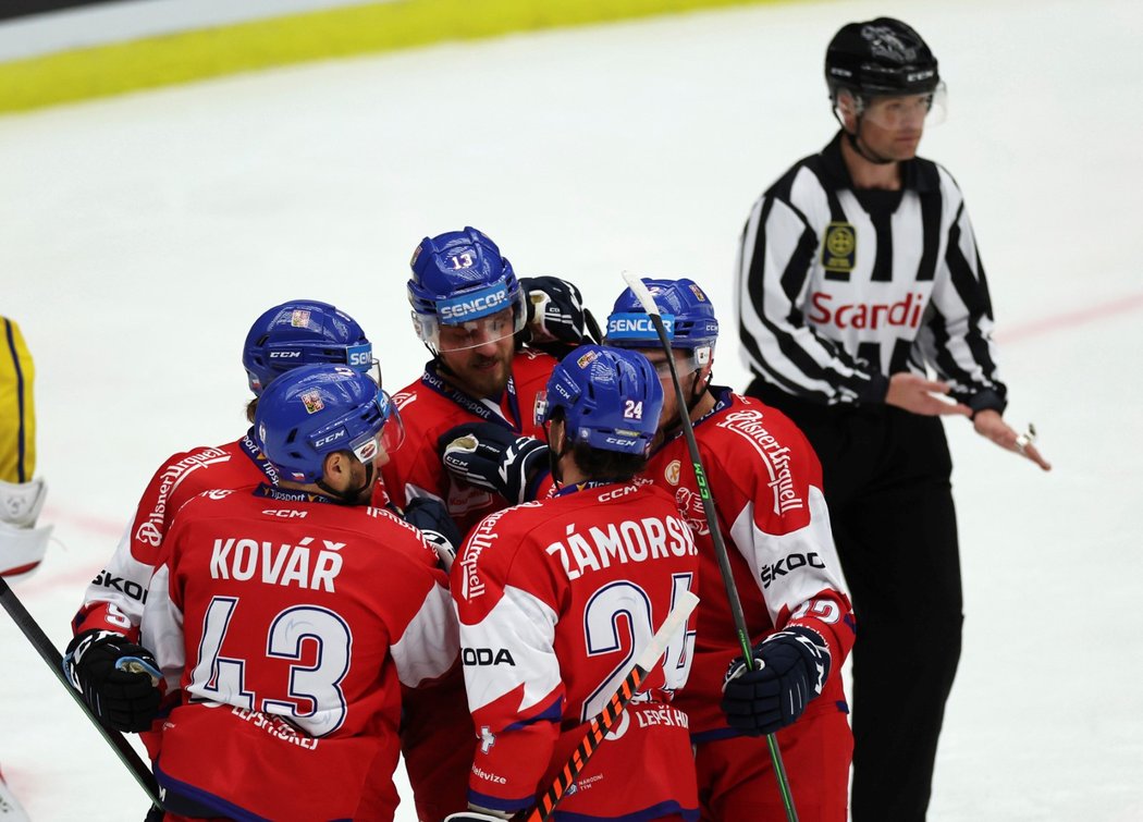 Čeští hokejisté oslavují přesilovkovou trefu kapitána Jana Kováře