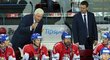 Kouč české hokejové reprezentace se naklání nad střídačkou v domácím zápase se Švédskem