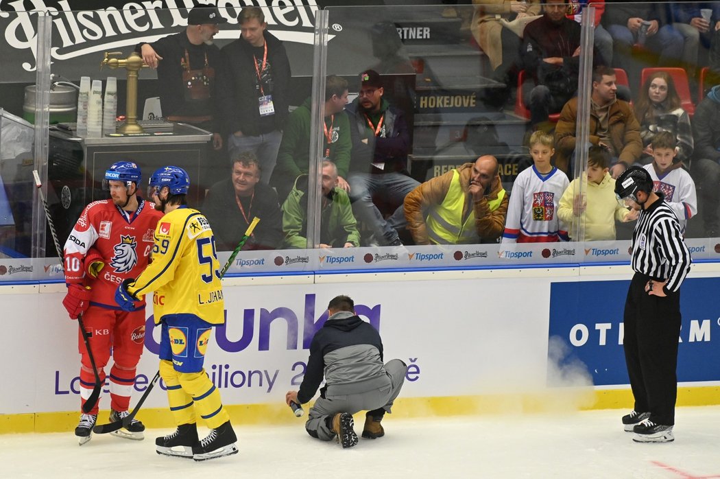 Zápas se Švédskem byl přerušen kvůli rýze v ledu