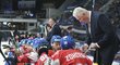 Kouč české hokejové reprezentace Miloš Říha kreslí něco svým svěřencům na Švédských hrách