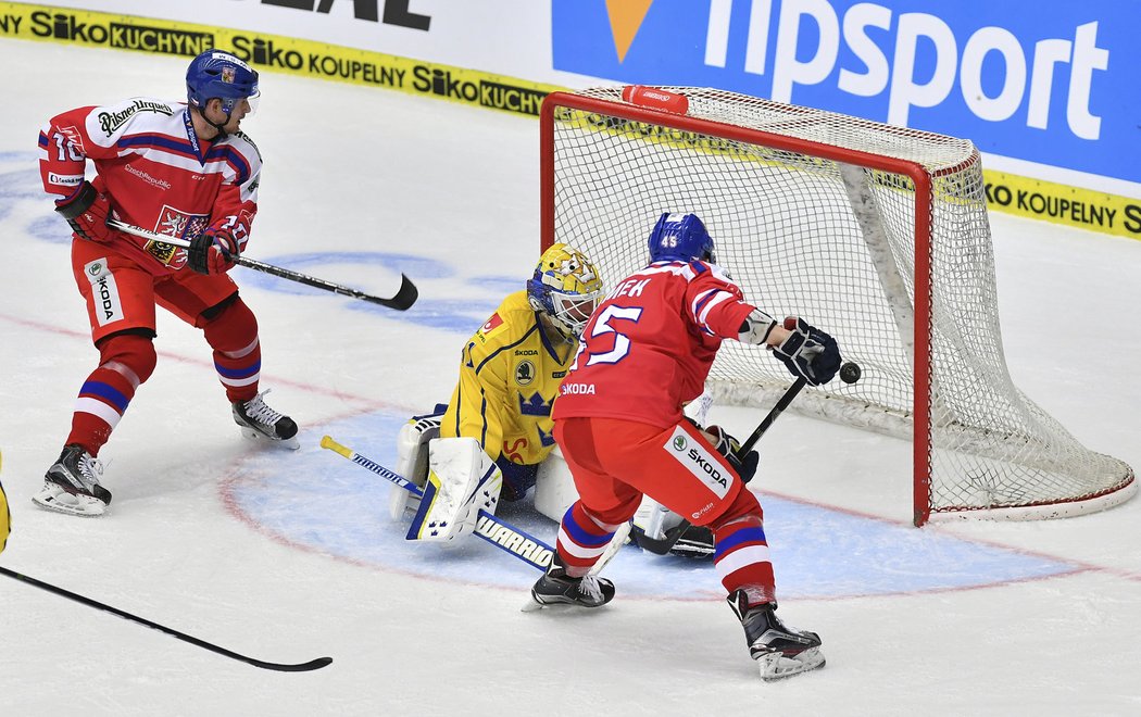 Radim Šimek prostřeluje Eddieho Läcka a vrací Čechům vedení