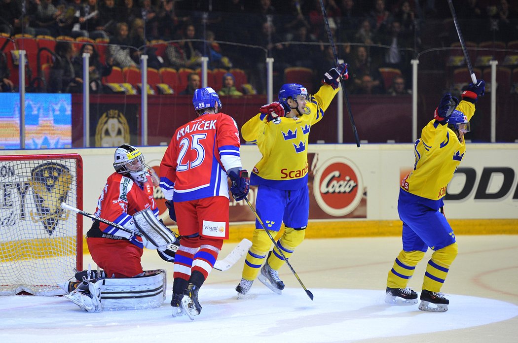 Švédští hokejisté slaví jednu z branek do sítě Česka v úvodním zápase Karjala Cupu
