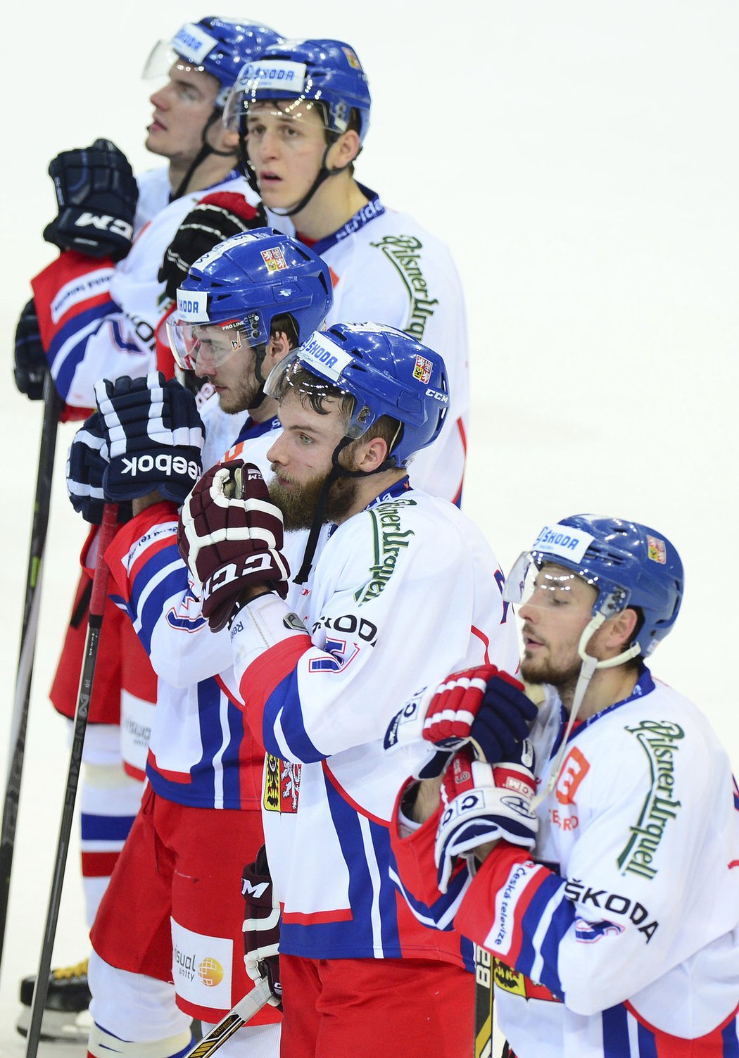 Čeští hokejisté prohráli v úvodním utkání Channel One Cupu v pražské O2 areně před 16.348 diváky se Švédskem 4:6. Nepřipsali si tak ani na čtvrtý pokus první výhru v sezoně, přestože vedli už 3:0 a pak ještě 4:3. Pro svěřence trenéra Vladimíra Růžičky pokračuje druhý díl Euro Hockey Tour v Soči sobotním duelem s Finskem a nedělním s Ruskem.