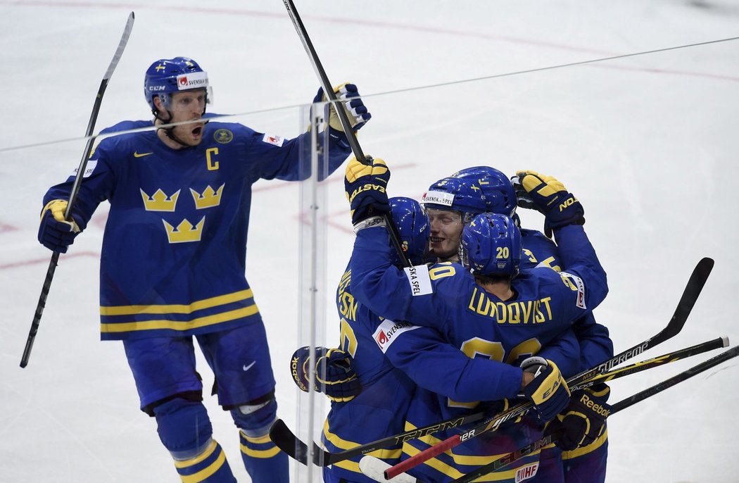 Hokejisté Švédska se radují z gólu do sítě Česka
