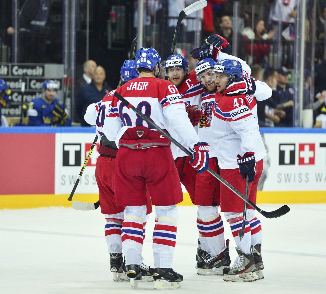 Čeští hokejisté oslavují gól do sítě Švédska