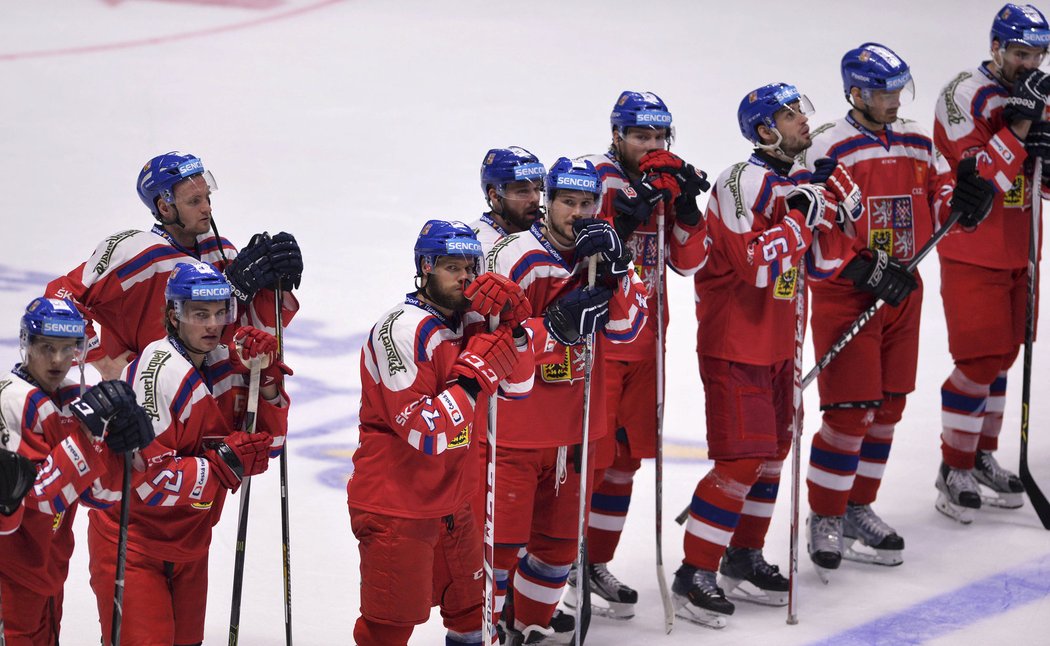 Smutek ve tvářích českých hokejistů po nevydařeném zápase se Švédskem ve Znojmě