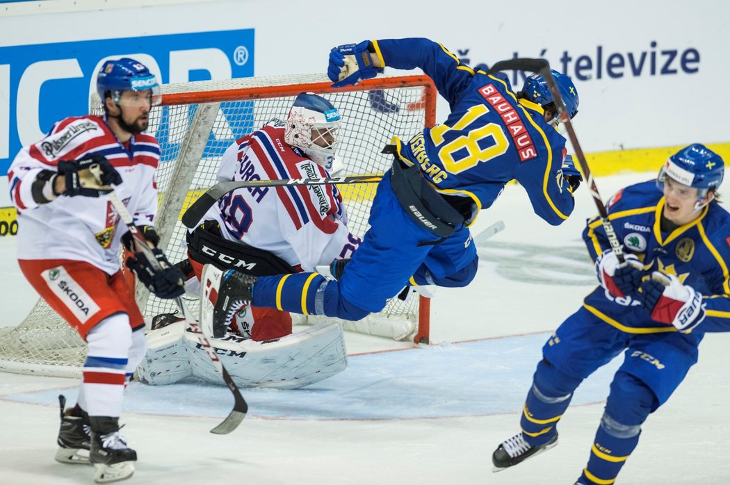 Zleva Marek Hrbas a brankář Dominik Furch z České republiky a Dennis Everberg a Lias Andersson ze Švédska.