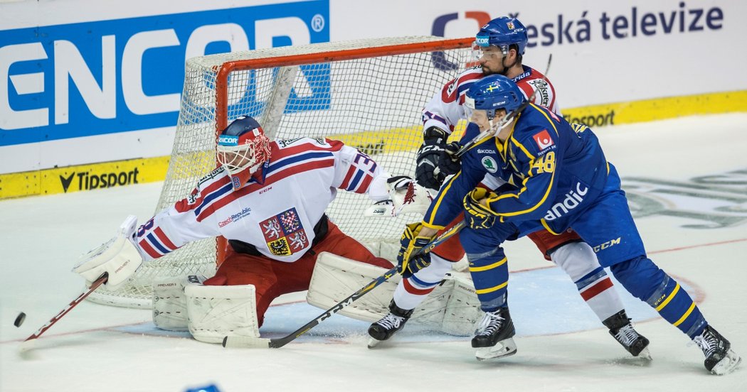 Zleva brankář Dominik Furch a Marek Hrbas z České republiky a Carl Klingberg ze Švédska.