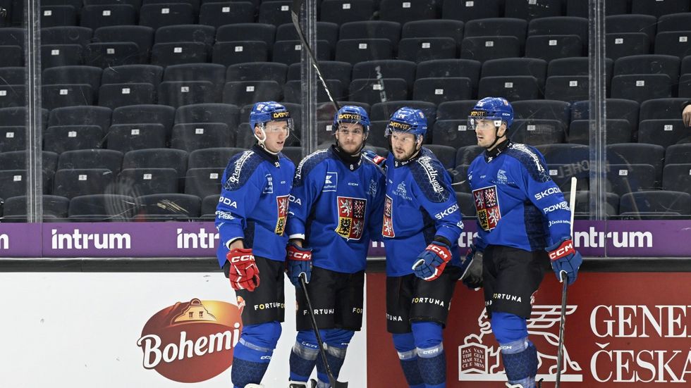 Čeští hokejisté v modrých dresech slaví trefu útočníka Filipa Chlapíka