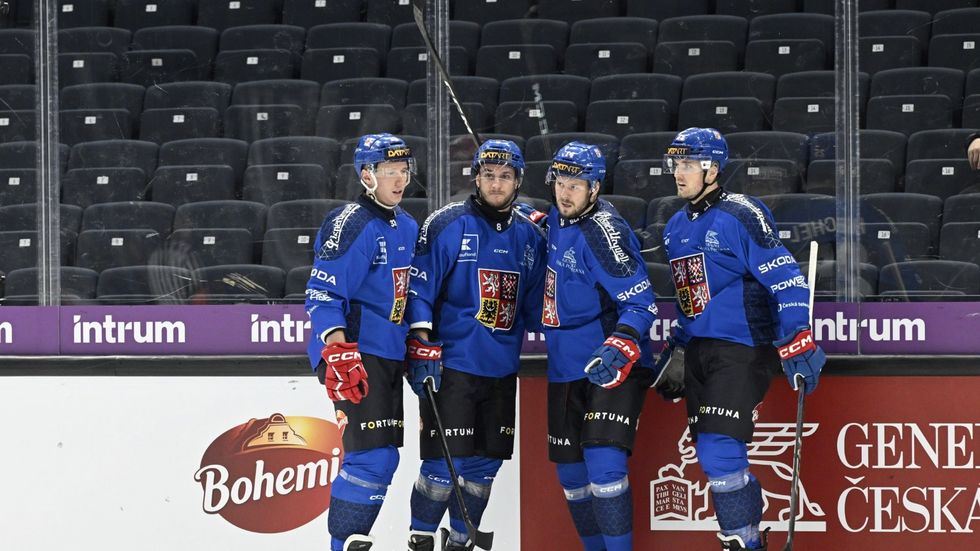 Čeští hokejisté v modrých dresech slaví trefu útočníka Filipa Chlapíka