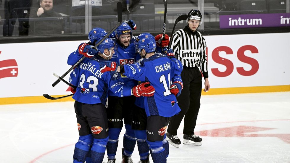 Čeští hokejisté se radují z dalšího gólu proti Švýcarům
