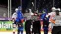 Rozhodčí musí roztrhávat vznikající potyčku mezi českými a švýcarskými hokejisty