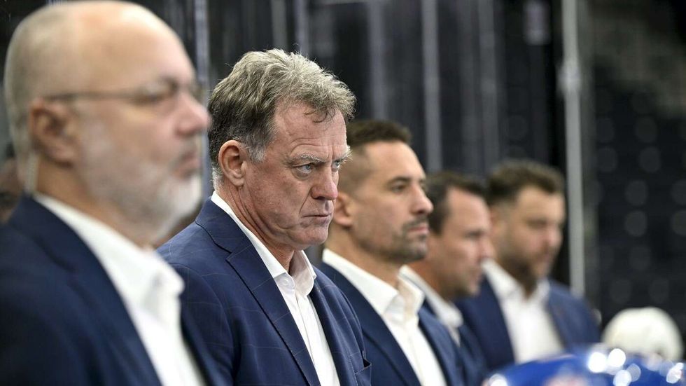 Trenér hokejové reprezentace Radim Rulík na střídačce s kolegy