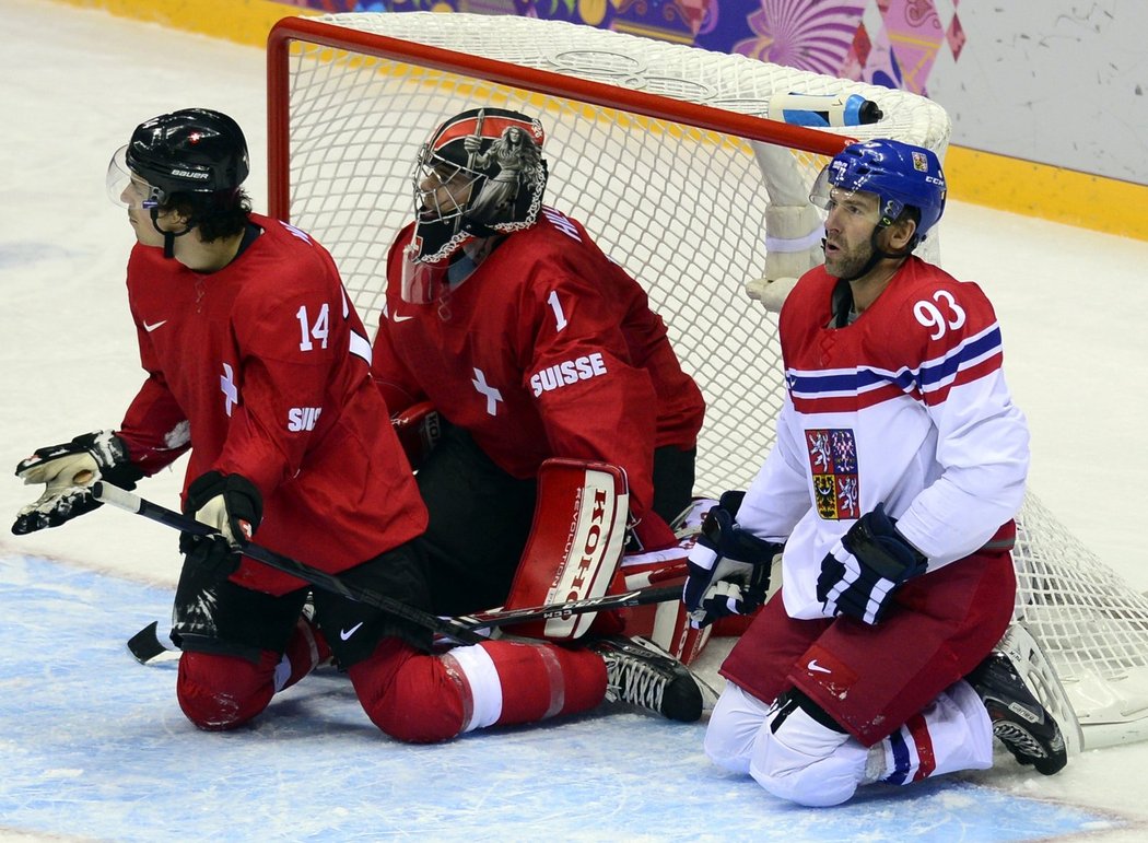 Petr Nedvěd nemůže uvěřit, že nikdo z českých hráčů neprostřelí brankáře Hillera