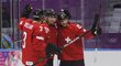 Hokejisté Švýcarska se radují ze vstřeleného gólu do sítě Česka