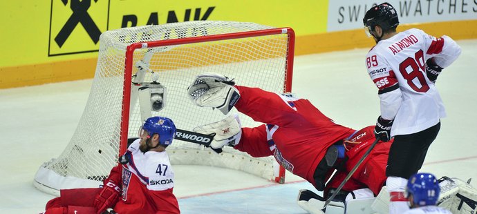 Pavelec skáče po střele švýcarského hráče Almonda