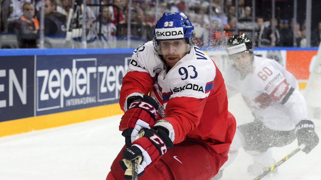 Zleva český reprezentant Jakub Voráček, Romain Loeffer ze Švýcarska