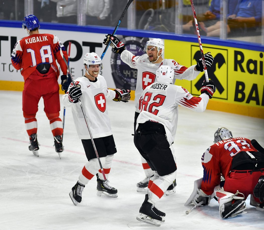 Hokejisté Švýcarska oslavují gól do české sítě