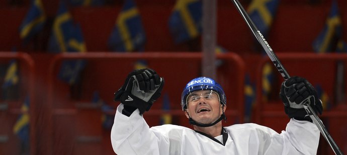 Rozesmátý Jiří Hudler se raduje z trefy v tréninku na Švéských hrách
