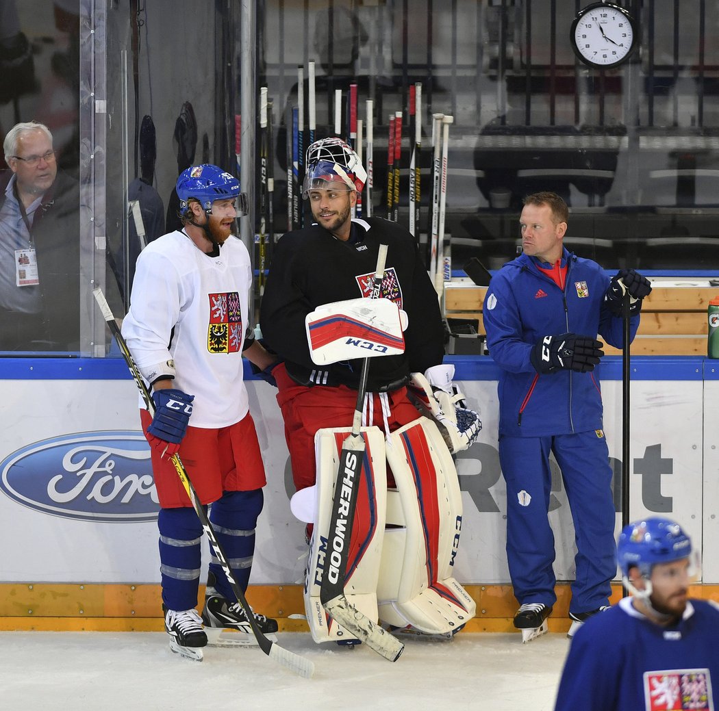 Jakub Voráček, gólman Ondřej Pavelec a trenér brankářů Petr Jaroš na tréninku národního týmu