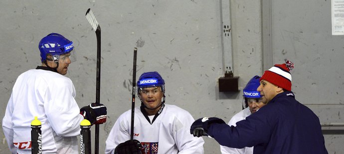 Vladimír Růžička něco vysvětluje trojici Tomáš Rolinek, Jiří Hudler a Jaromír Jágr