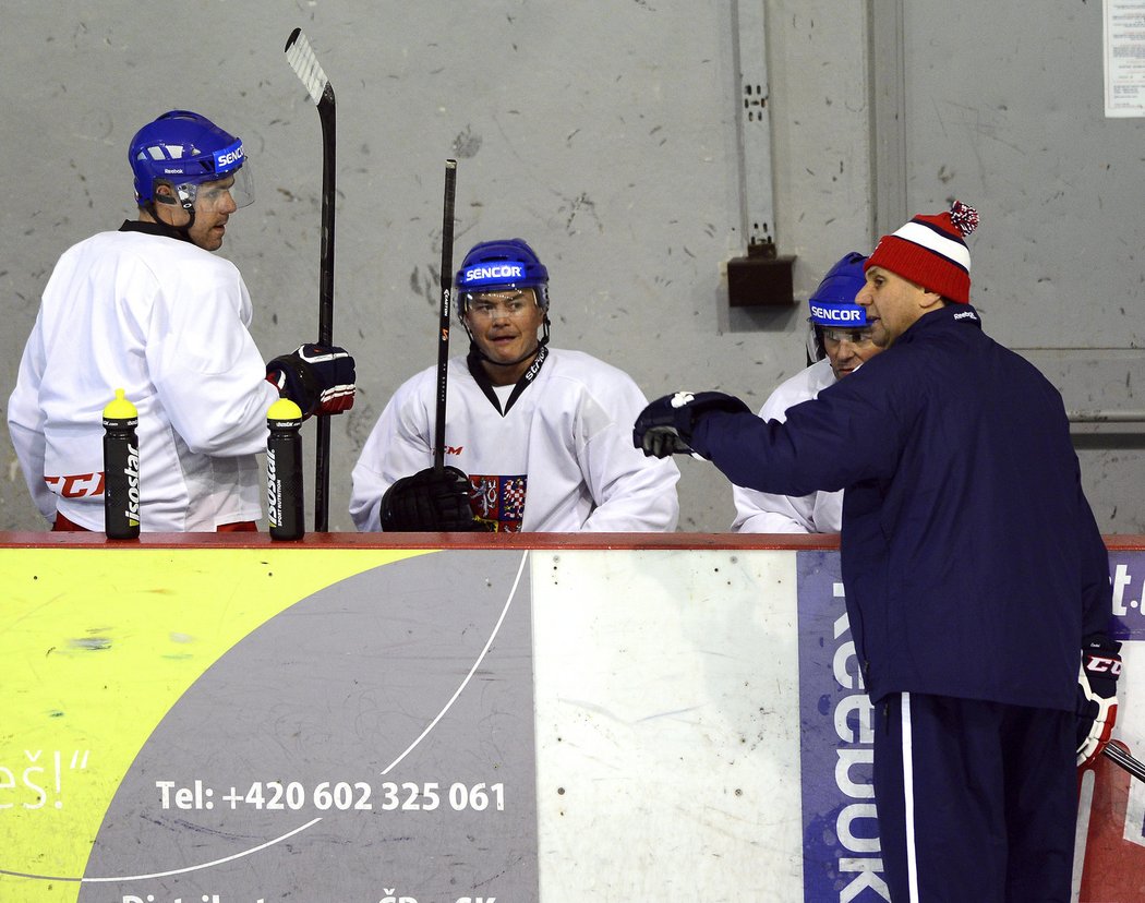 Vladimír Růžička něco vysvětluje trojici Tomáš Rolinek, Jiří Hudler a Jaromír Jágr