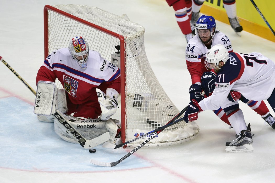 Zleva český brankář Dominik Furch, Tomáš Kundrátek a americký reprezentant Nick Foligno.