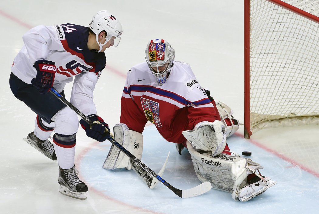 Americký reprezentant Auston Matthews střílí gól. V české brance je Dominik Furch.