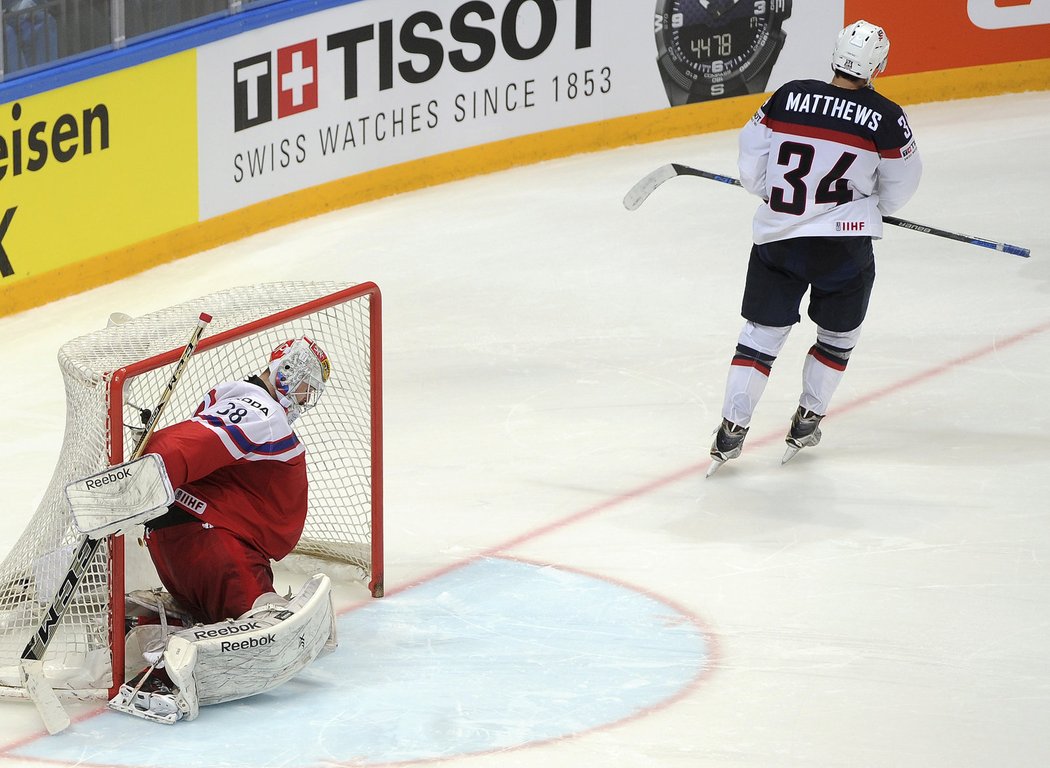 V rozstřelu rozhodl svou druhou trefou v utkání osmnáctiletý talent Auston Matthews.