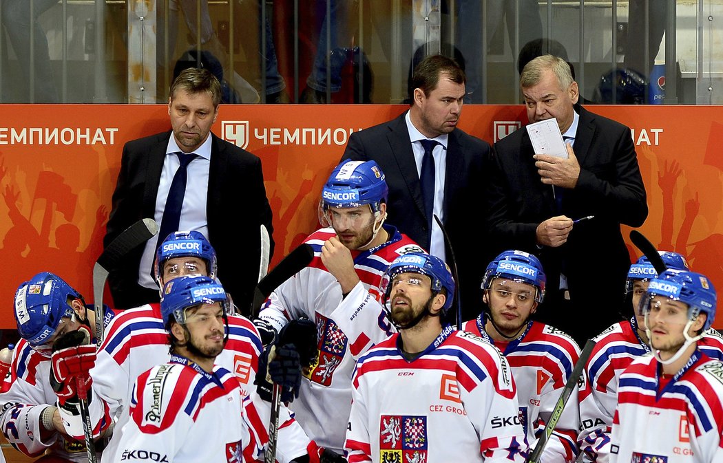 Trenérské trio Josef Jandač, Jaroslav Špaček a Vladimír Vůjtek se radí na střídačce české reprezentace.