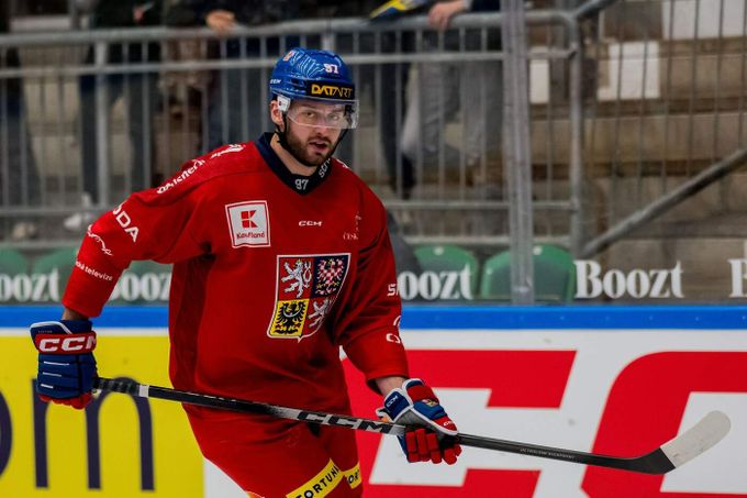 Strach o Zohornu, český útočník byl ošklivě faulován do hlavy Švýcarem Baechlerem Strach o Zohornu, český útočník byl ošklivě faulován do hlavy Švýcarem Baechlerem