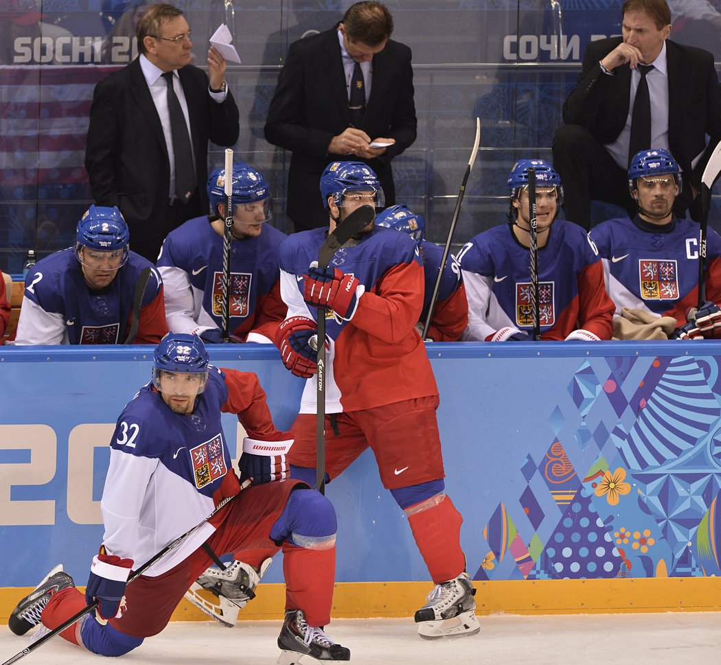 Česká střídačka přihlíží prohře nad USA ve čtvrtfinále olympiády v Soči