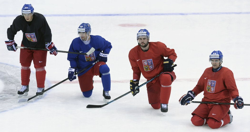 Hokejisté poslouchají taktické pokyny kouče Růžičky během tréninku v Minsku