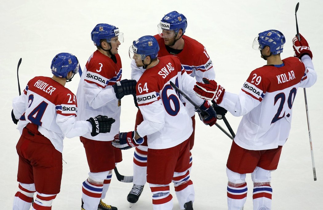 Hokejisté se radují ze vstřeleného gólu do sítě Kanady