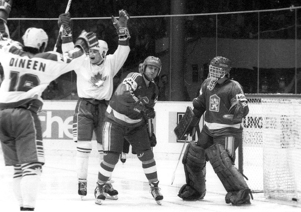 Pavel Richter před brankářem Jiřím Králíkem, který právě inkasoval gól od Kanaďanů na domácím šampionátu v roce 1985