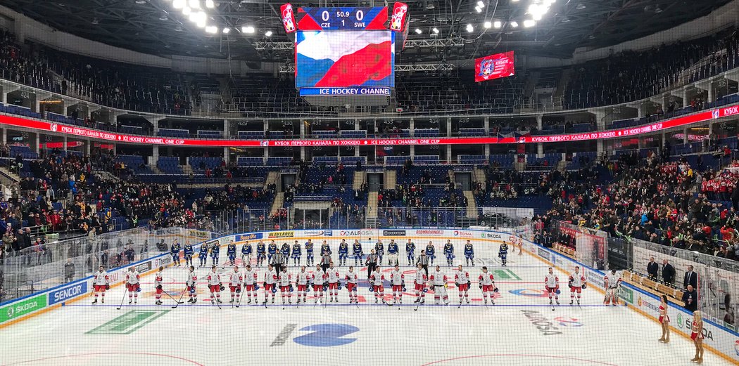 Před posledním zápase české hokejové reprezentace ruští pořadatelé pustili špatnou státní hymnu. Zazpívat ji tak museli fanoušci, kteří od hráčů sklidili potlesk