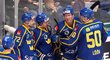 Švédští hokejisté se radují ze vstřelené branky proti Česku