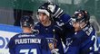 Hokejisté Finska se radují z gólu v české síti
