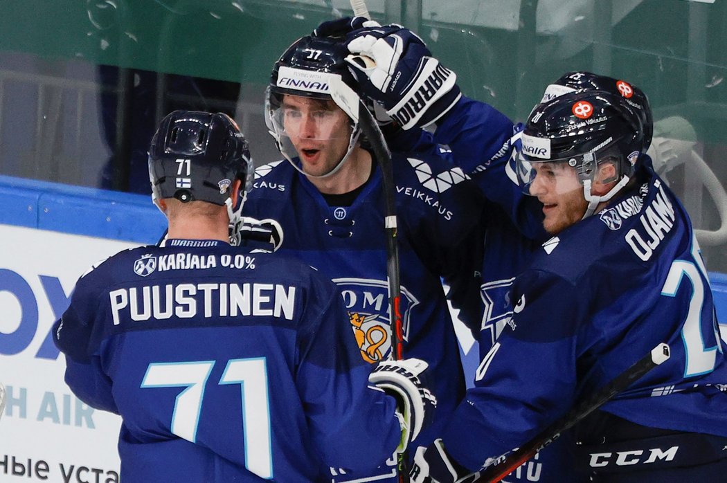 Hokejisté Finska se radují z gólu v české síti