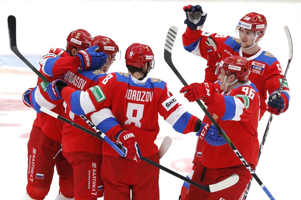 Ruští hokejisté se radují z druhého gólu v české síti