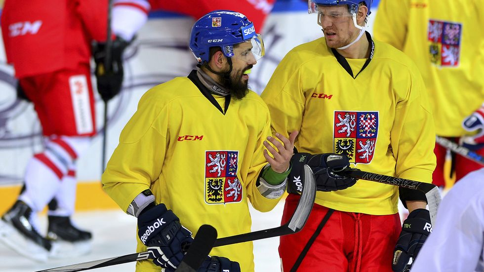 Mladoboleslavští debutanti v hokejové reprezentaci Tomáš Urban (vpravo) a Richard Jarůšek.