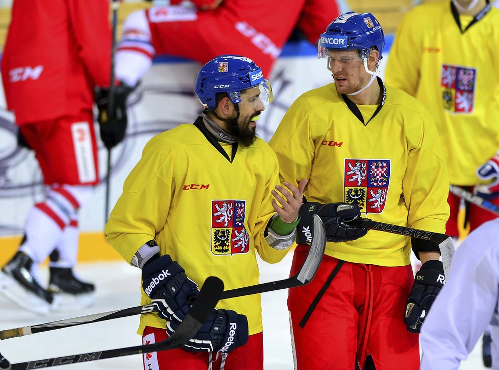 Mladoboleslavští debutanti v hokejové reprezentaci Tomáš Urban (vpravo) a Richard Jarůšek.