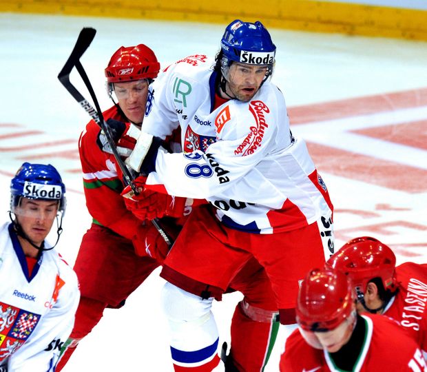Jaromír Jágr v souboji s Vladimirem Denisovem Jaromír Jágr v souboji s Vladimirem Denisovem